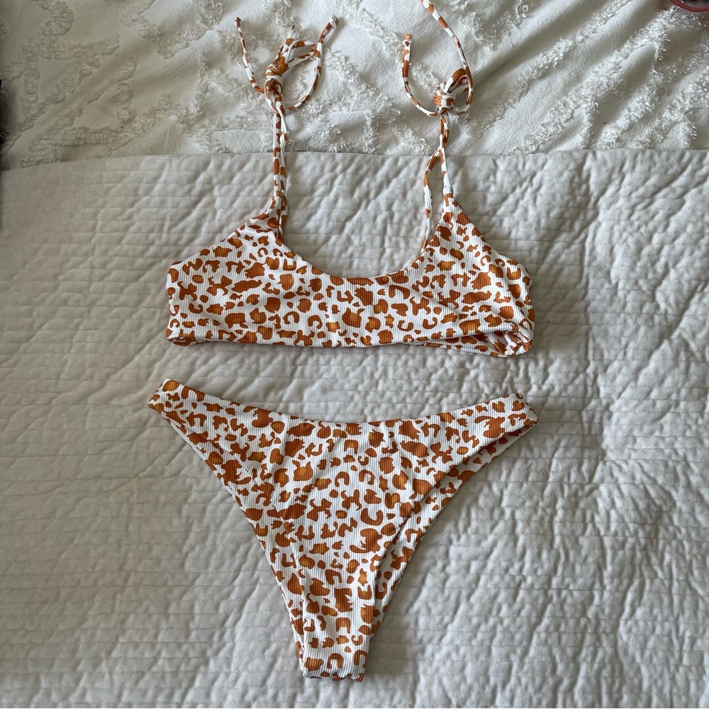 Ribbed cheetah shoulder tie bikini